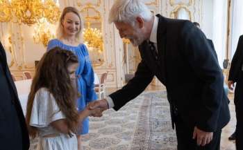 Президент Чехії зустрівся з українською школяркою, яка постраждала від булінгу у чеській школі Президент Чехії зустрівся з українською школяркою, яка постраждала від булінгу у чеській школі