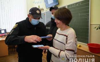 В школах Тернополя полицейские проверяют ковид-сертификаты