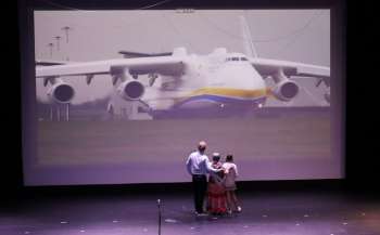 Учні та вчителі Української школи в Дубаї  показали виставу про український літак «Мрія»